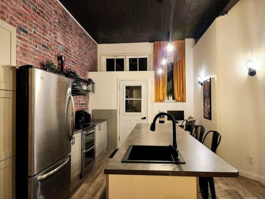 Loft Style Industriel-Centre-Ville+Parking Gratuit Ciudad de Quebec Habitación foto